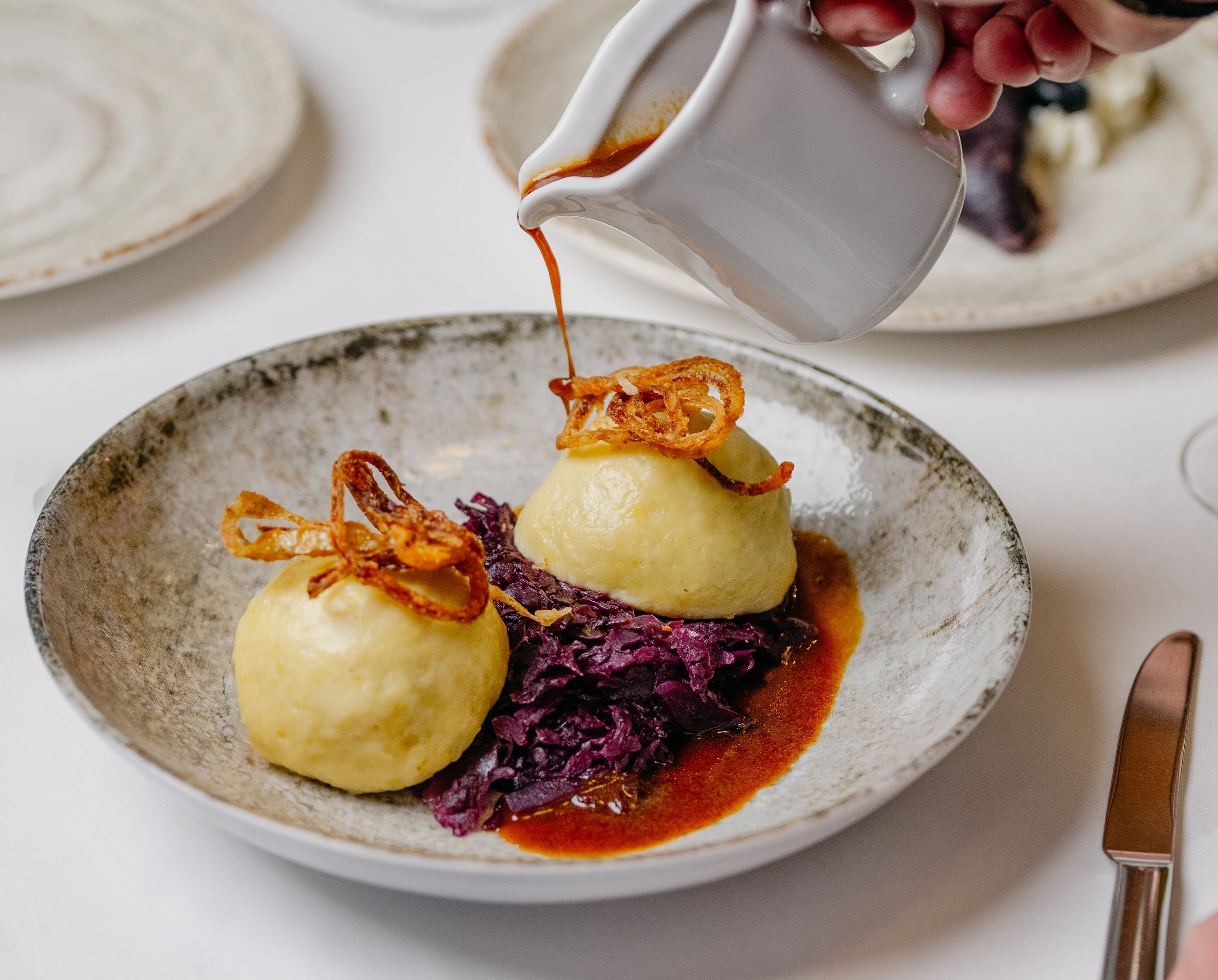 Restaurace Zátoň – jídelní sál s výhledem do zahrady