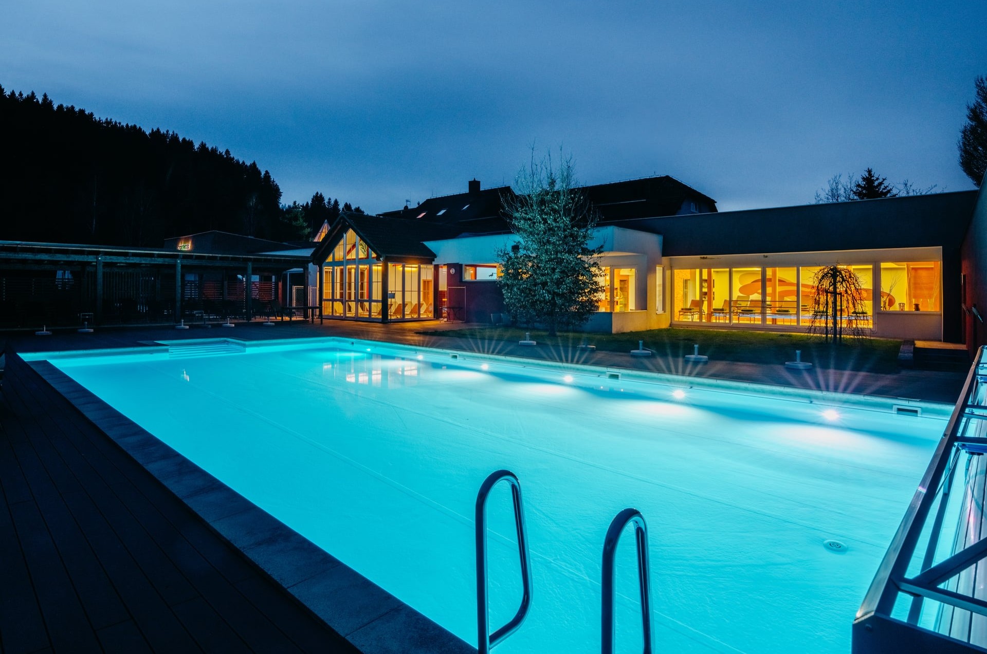 Venkovní bazén Sporthotelu Zátoň na Šumavě